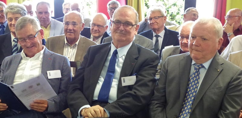 3_P1040513 (Clement).jpg - Manifestement, on ne parle pas que de choses sérieuses.